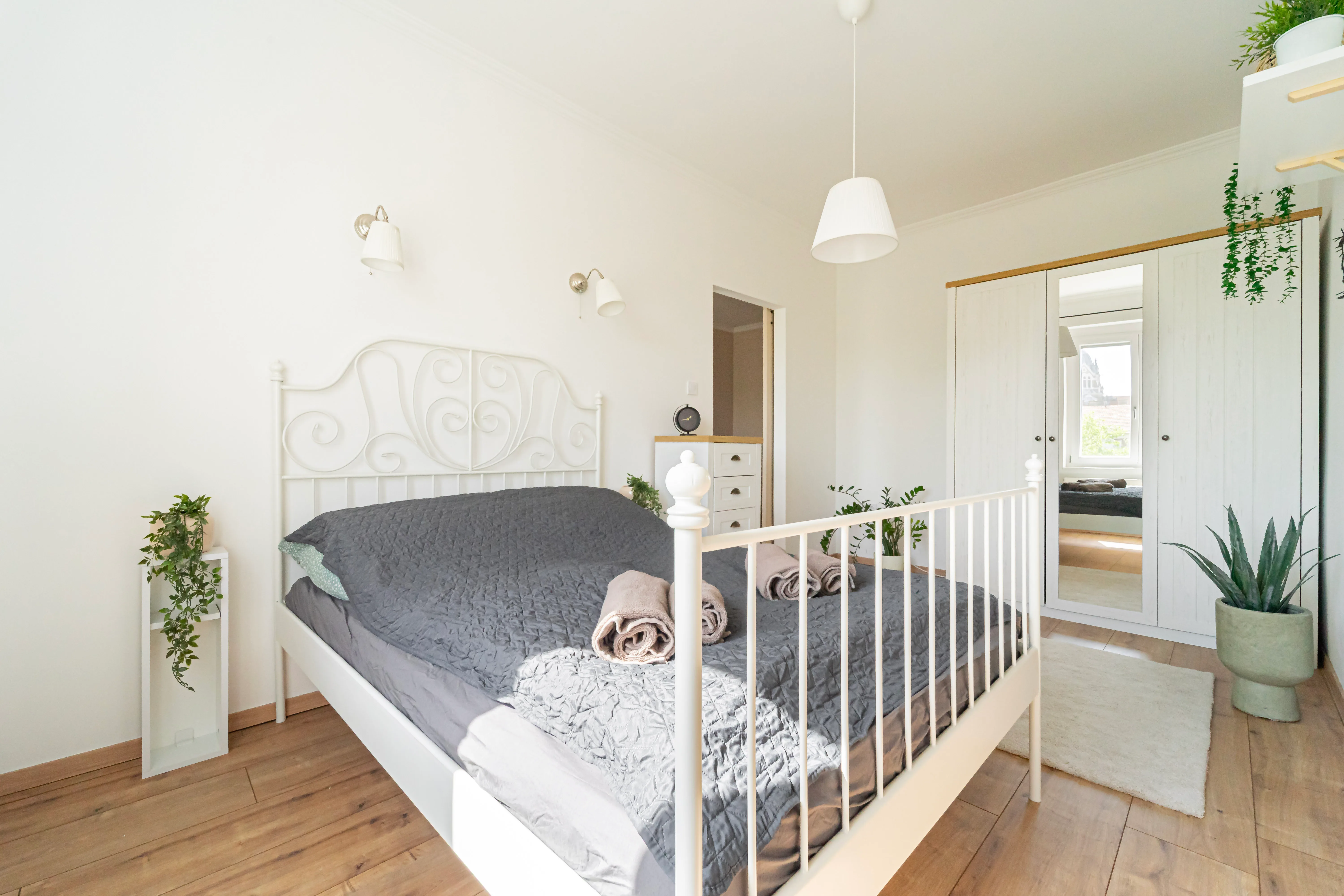 Hálószoba Villa Bartók Szeged fehér vas ágy