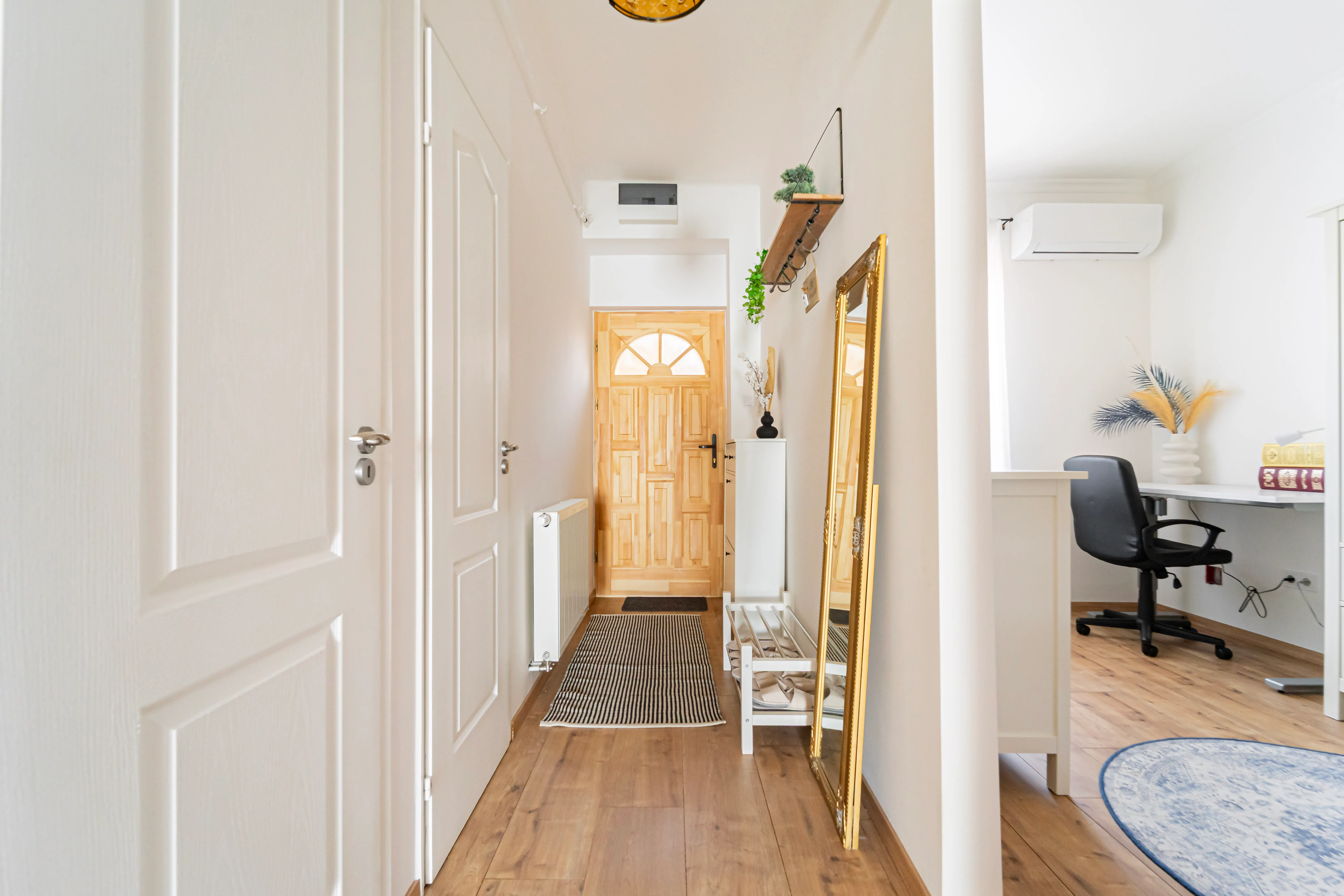 Villa Bartók előtér arany tükör Szeged apartman