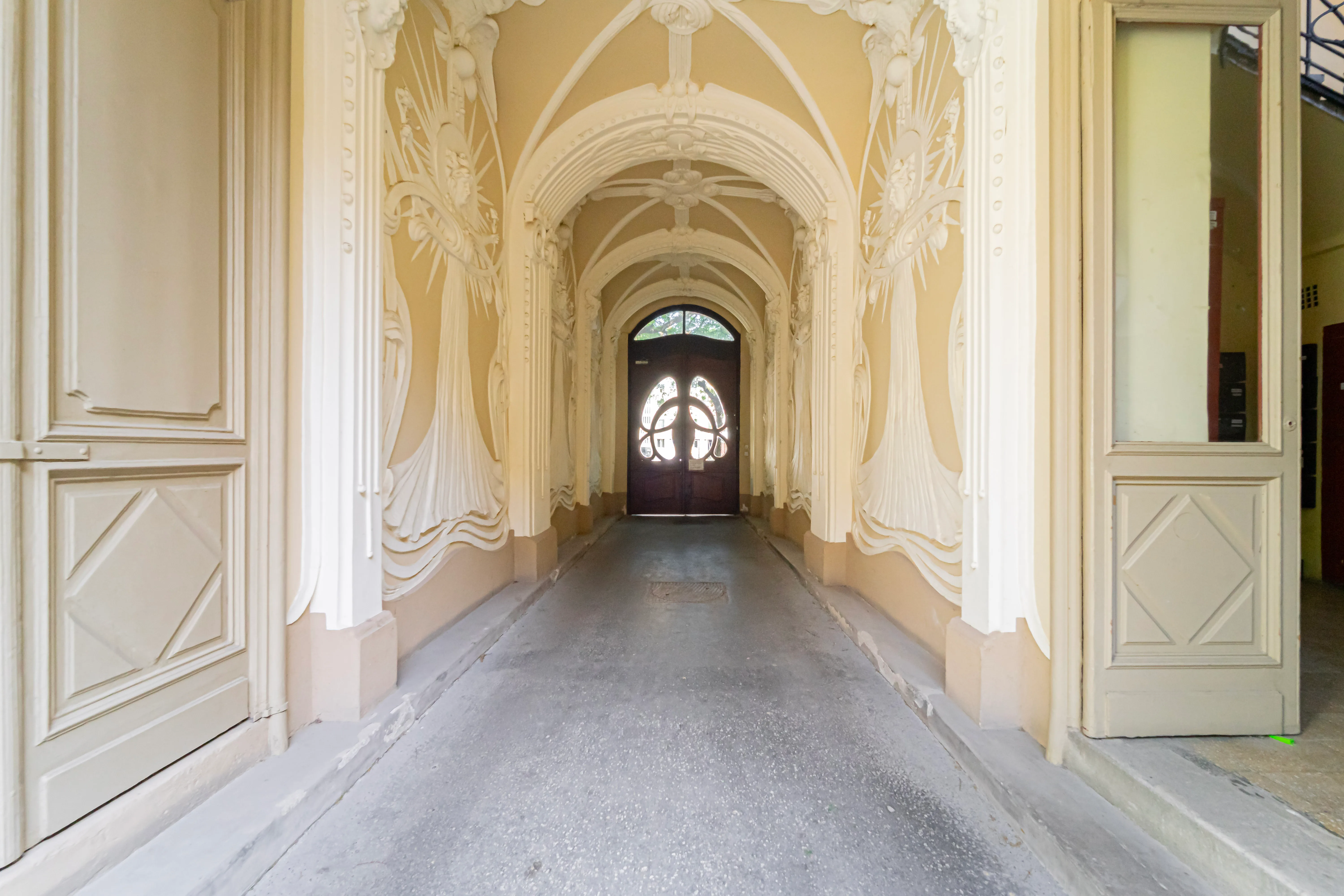 Szecessziós kapualj stukkó díszítés Villa Bartók Szeged